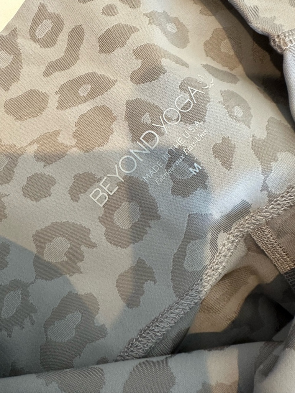 SET- Beyond Yoga Light Gray Leopard Crop Tank and Matching Leggings - Picture 4 of 6